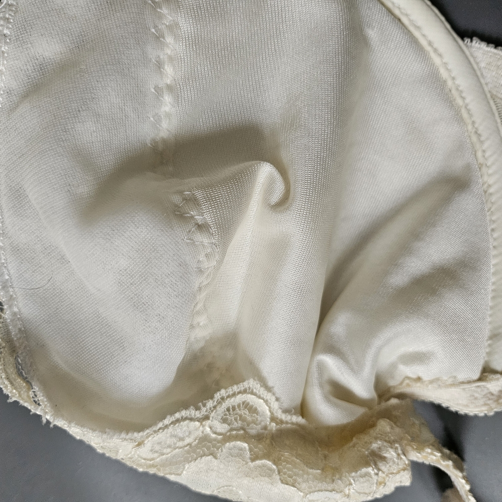 VS Gold Label Vintage Cream Lace Underwire Bra! Like NEW!! - Picture 14 of 16
